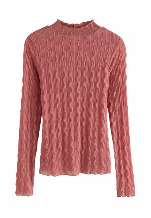 Pull en maille côtelée rose à manches longues avec un col montant et un motif texturé vertical ondulé.