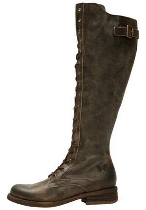 Hnědé kožené vysoké boty po kolena s dekorativním šněrováním, detailem přezky a texturovaným povrchem. Kulatá špička a naskládaný dřevěný podpatek.