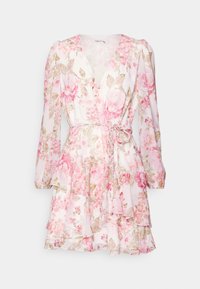 Kukallinen haalari, jossa on pitkät hihat, kevyttä kangasta, vaaleanpunaisia ja beigejä kukkakuoseja, kerroksellisia röyhelöitä ja yhteensopiva solmivyö vyötäröllä.