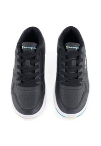 Sneaker neri in pelle sintetica con punte rotonde, dotati di lacci neri, perforazioni e accenti multicolori sulle suole.