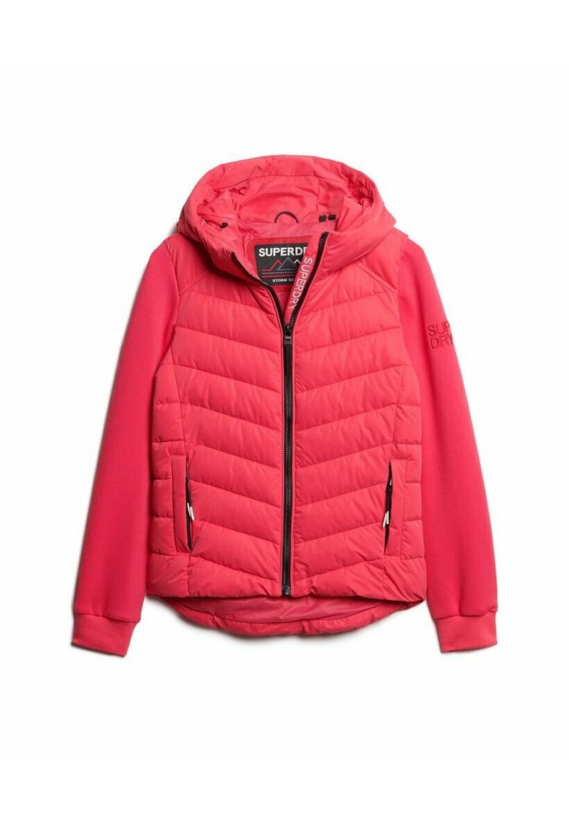 Rote Pufferjacke mit Kapuze, die eine gesteppte Textur am Körper und glatte Stoffärmel aufweist. Reißverschluss vorne und Logodetails.