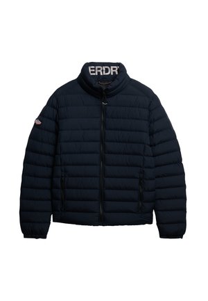 Giubbotto imbottito blu navy con colletto alto, caratterizzato da sezioni trapuntate diagonali, zip anteriore e etichetta logo all'interno del collo.