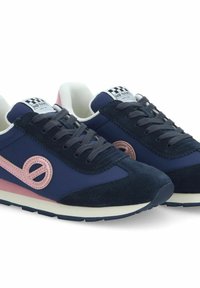 Marineblauwe sneakers gemaakt van suede en synthetisch materiaal, met roze accenten, een cirkelvormig logo en een witte rubberen zool. Gesloten ontwerp met veters.