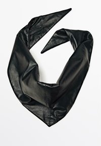 Sciarpetta nera in pelle con un design triangolare, caratterizzata da una texture liscia e punte affusolate. Il materiale appare morbido e flessibile.