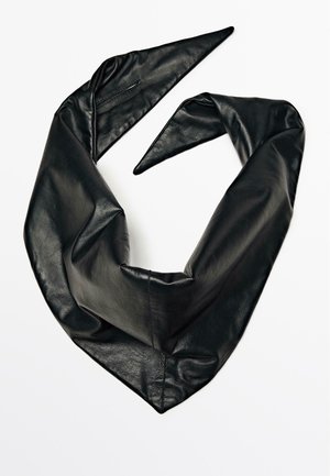 Sciarpetta nera in pelle con un design triangolare, caratterizzata da una texture liscia e punte affusolate. Il materiale appare morbido e flessibile.