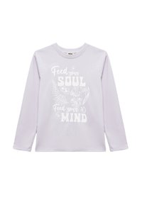 Lichtpaarse langemouwen shirt met witte tekst: "Voed je ZIEL Voed je GEEST," met bloemen- en bladdesigns rond de tekst.