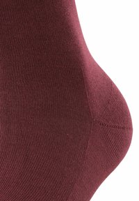 Burgunderfarbener Socke mit geribbelter Textur, glatter Oberfläche und verstärktem Fersenbereich. Das Design gewährleistet Haltbarkeit und Komfort.