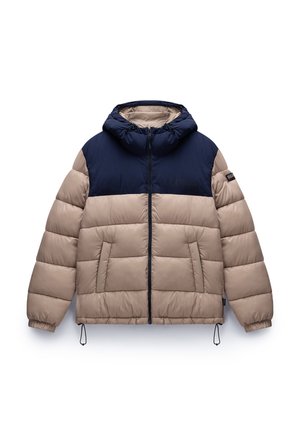 Veste à capuche en duvet avec un corps beige et un haut de poitrine et une capuche bleu marine, fermeture éclair à l'avant, poignets élastiques et deux poches avant.