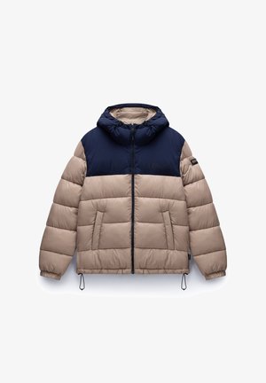 Chaqueta de plumas con capucha, de cuerpo beige y parte superior en azul marino en el pecho y la capucha, con cremallera frontal, puños elásticos y dos bolsillos frontales.