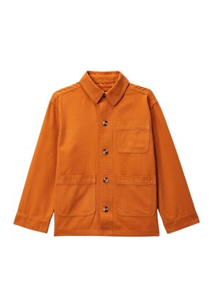 Chemise-veste pour hommes à manches longues de couleur orange, à boutons, avec trois poches avant et un col pointu sur fond blanc.
