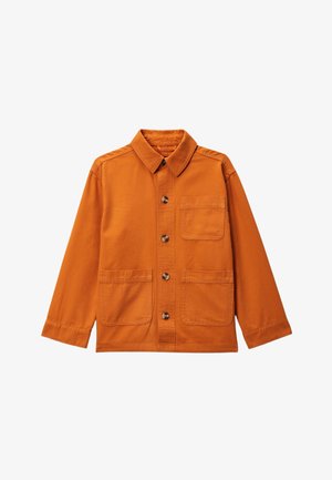 Chemise-veste pour hommes à manches longues de couleur orange, à boutons, avec trois poches avant et un col pointu sur fond blanc.