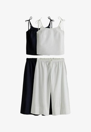 Zwei Sets ärmelloser Damenoberteile und weit geschnittener Shorts in Schwarz und Weiß, jede Oberteil mit gebundenen Schulterträgern und Shorts mit elastischem Bund.