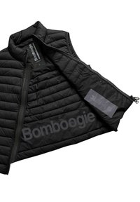 Zwarte gewatteerde vest met hoge kraag, voorzien van een ritsluiting en groot "Bomboogie" logo. Binnenin staan de zorginstructies op de labels.