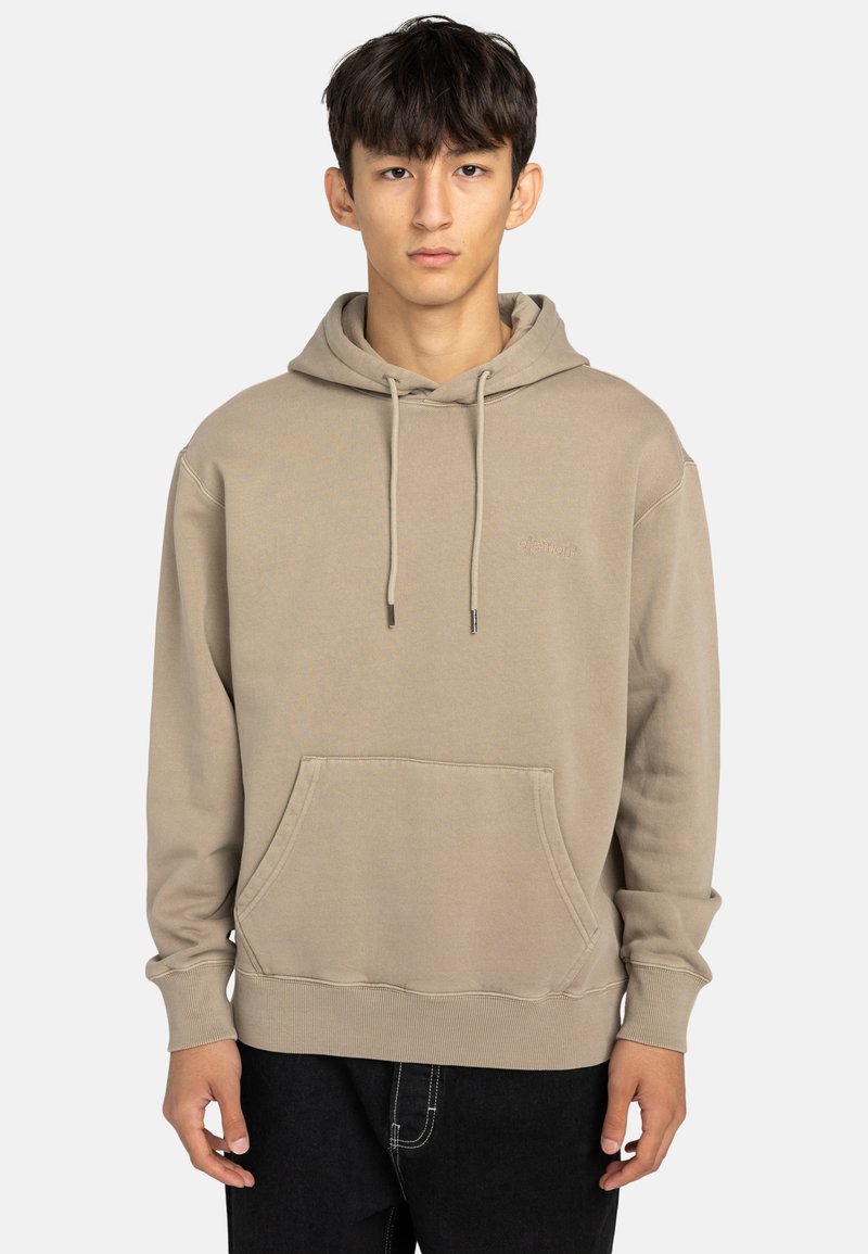 Beige huvtröja med ficka framtill. Den har dragsnören och ribbade ärmmuddar, tillverkad av en mjuk bomullsblandning.