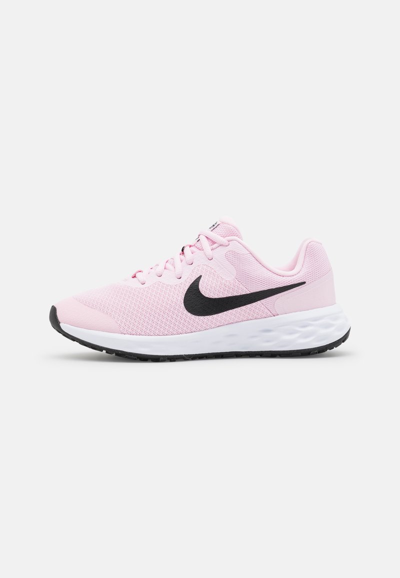 Světlé růžové sportovní boty s prodyšným síťovým materiálem, černým logem swoosh, bílou mezipodešví a texturovanou černou gumovou podrážkou.