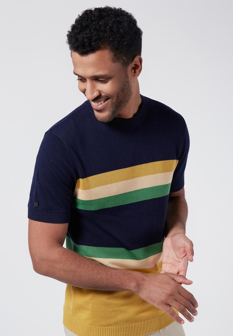 Suéter de manga corta color navy con rayas horizontales en amarillo, verde y beige. Tejido texturizado, con cuello y puños acanalados.