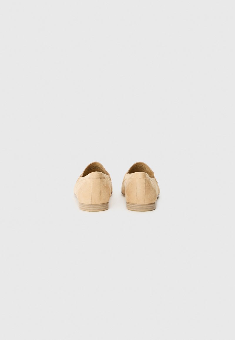 Beige Wildleder Slipper mit abgerundetem Hinterteil, niedriger tanfarbener Gummisohle und minimalistischer Gestaltung. Weiche Textur ohne sichtbare Muster oder Akzente.
