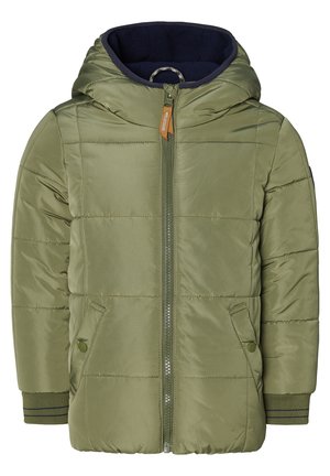 Olijfgroene gewatteerde jas met capuchon, voorzien van een rits aan de voorkant, geribde manchetten en zijvakken. De binnenvoering is navyblauw.