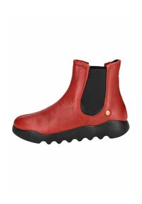 Bottine en cuir rouge avec une finition texturée, des panneaux latéraux élastiques et une semelle en caoutchouc noir avec un profil ondulé pour une meilleure adhérence.