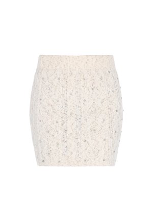 Strick-Minirock in Off-White, mit einem strukturierten Kabelmuster und verstreuten silbernen Verzierungen. Elastischer Bund für Flexibilität.