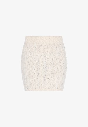 Gebreide minirok in off-white, met een gestructureerd kabelpatroon en verspreide zilveren versieringen. Elastische tailleband voor flexibiliteit.