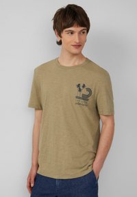 Khaki crewneck t-shirt van lichtgewicht stof, met een marineblauw grafisch ontwerp van palmbomen en tekst op de linkerborst. Korte mouwen.