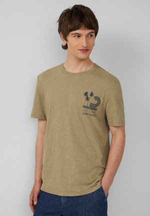 Khaki Crewneck-T-Shirt aus leichtem Material, mit einem marineblauen Grafikdesign von Palmen und Text auf der linken Brust. Kurze Ärmel.
