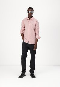 Tommy Jeans RYAN - Sirgete säärtega teksad - denim black