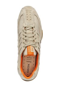 Beżowe zamszowe sneakersy z perforowanym wzorem i pomarańczowymi akcentami. Posiadają sznurowane zapięcie oraz wyściełaną wkładkę z oznaczeniem "GEOX Respira."