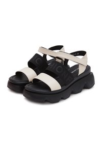 Cesare Gaspari Sandali con plateau - black