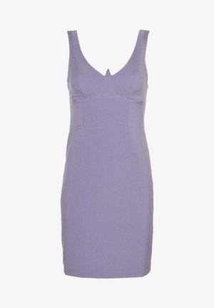 Vestido ajustado sin mangas de lavanda con escote en V profundo y cintura entallada, largo hasta la rodilla con tela simple y lisa.