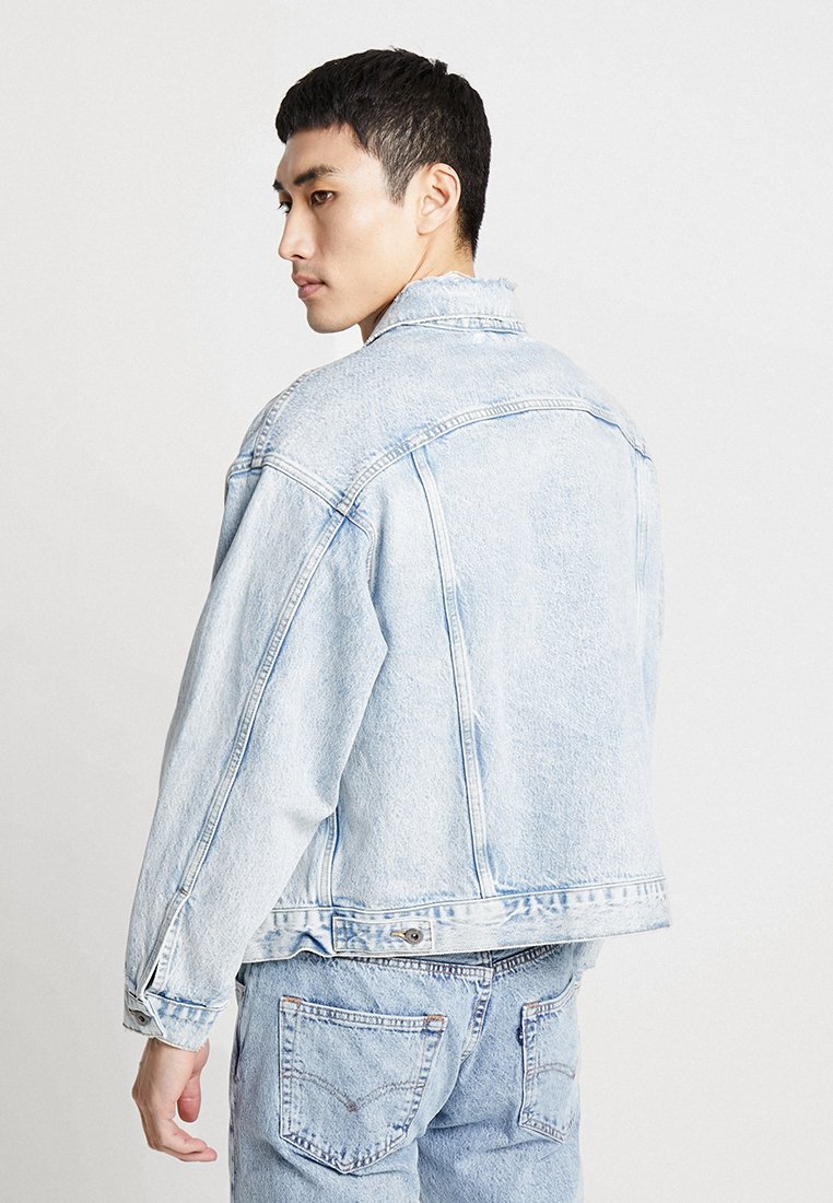 OVERSIZED TYPE III Spijkerjas bleached denim OVERSIZED TYPE III Spijkerjas bleached denim