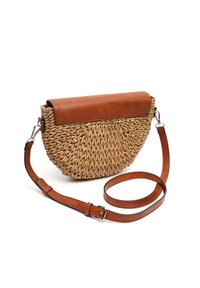 Borsa a tracolla in paglia intrecciata con forma curva. Patta e tracolla in pelle marrone. Superficie testurizzata con finitura naturale. Tracolla regolabile.