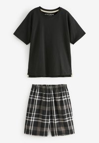 Czarny t-shirt z krótkim rękawem i okrągłym dekoltem, zestawiony z szortami w kratę w kolorach czarnym, szarym i białym, z elastycznym pasem.