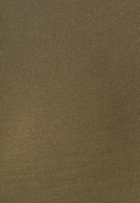 Tecido em verde-oliva com nervuras, apresentando uma textura suave e linhas verticais, exibindo um padrão consistente e uniforme por toda a superfície.