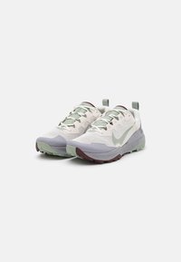 Nike Performance REACT WILDHORSE 8 - Scarpe da trail running - phantom/jade horizon/infinite gold/burgundy crush