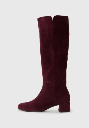 Kniehoge laarzen in bordeauxkleurig suède met een chunky hak, featuring een gladde textuur en een strakke silhouet, ontworpen voor een aansluitende look.