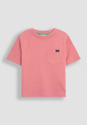 Roze katoenen T-shirt met korte mouwen, ronde hals en een zakje aan de linkerkant met een klein logo. Gladde textuur en eenvoudig ontwerp.