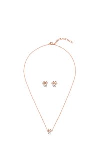 Collana in oro rosa con una catena delicata e un design floreale centrale che presenta un cristallo trasparente. Orecchini a perno coordinati con simili accenti floreali.