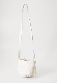 Bílá kožená kabela ve tvaru vědra s texturovaným povrchem, nastavitelným popruhem, zaobleným dnem a kovovými detaily na připevnění popruhu.