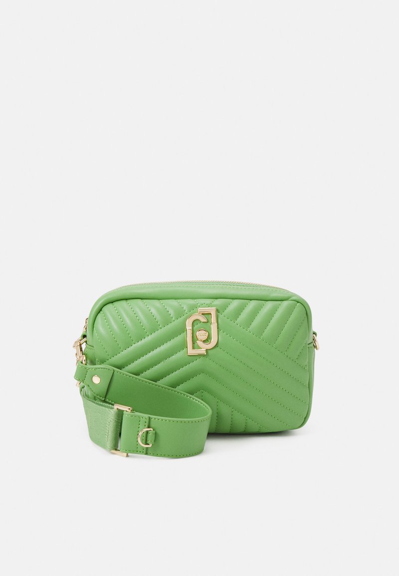 Groene gewatteerde leren crossbody tas met gouden hardware, een gestructureerd chevronpatroon en een verstelbare schouderband.