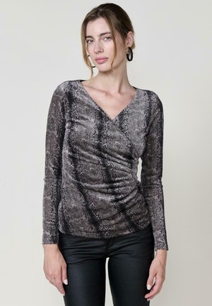 Maglietta a maniche lunghe con scollo a V in un motivo a pelle di serpente nera e grigia, caratterizzata da dettagli arricciati sul davanti e una texture del tessuto liscia.