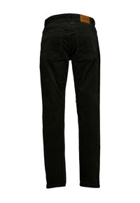Pantalones de corduroy negros vistos desde la parte de atrás, con dos bolsillos traseros y una etiqueta de marca de cuero marrón en la cinturilla.