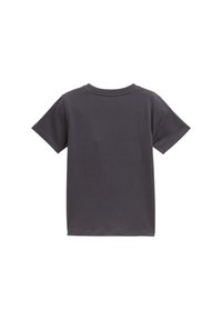 Camiseta de manga corta gris oscuro con cuello redondo. Tela de algodón suave, sin patrones y ajuste estándar. Diseño limpio y sencillo.