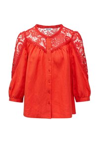 Blusa roja con detalles de encaje en los hombros, mangas obispo y cierre de botones. Presenta un tejido suave y un delicado patrón de encaje floral.