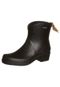 Bottes de cheville imperméables noires en caoutchouc avec un talon bas, une finition texturée, un bout légèrement arrondi et un accent tan à l'arrière.
