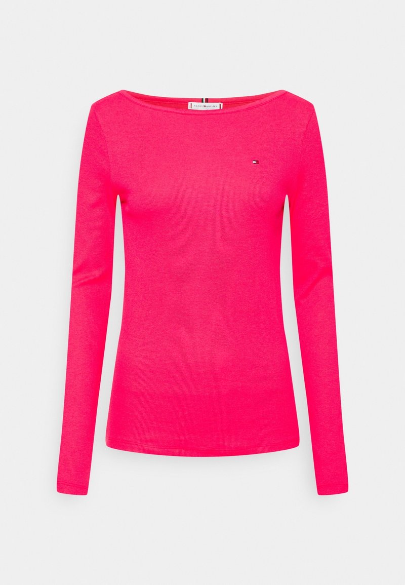 Langarmshirt in leuchtendem Pink, aus weichem Stoff gefertigt. Mit einem weiten Ausschnitt und einem kleinen Logo auf der Brust.