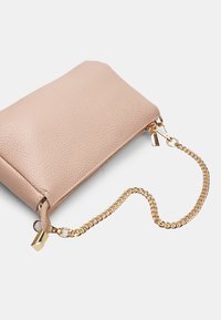 Clutch in pelle rosa chiaro con superficie testurizzata, chiusura superiore con cerniera e tracolla in catena color oro. Design minimalista con dettagli hardware discreti.