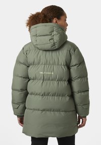 Chaqueta de plumas en verde oliva, con capucha, diseño acolchado y logo en la parte posterior. Fabricada con un material suave y resistente al agua.
