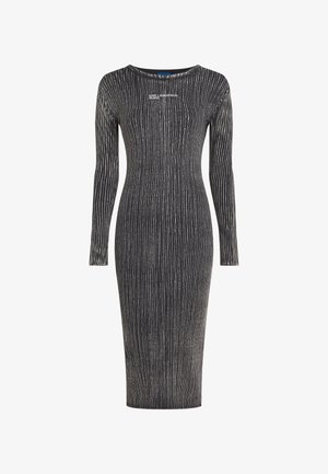 Vestido preto de mangas compridas com nervuras, com um silhueta ajustada e gola redonda. Apresenta acabamentos prateados, logotipo em texto e uma bainha de comprimento médio.